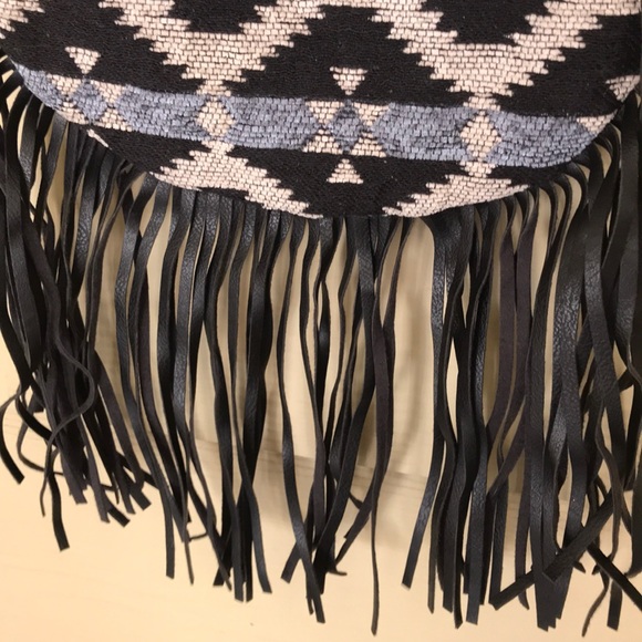 Fringe Aztec crossbody purse - Picture 4 of 4